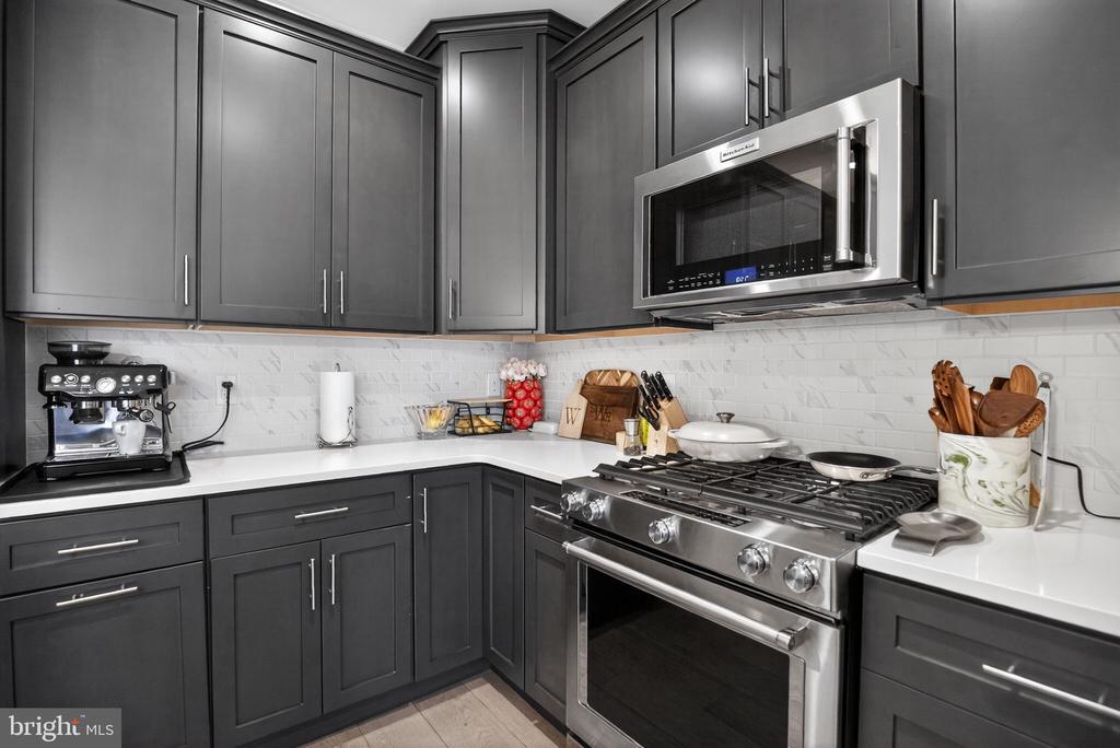 305 LAKEVIEW COURT BLDG 300
