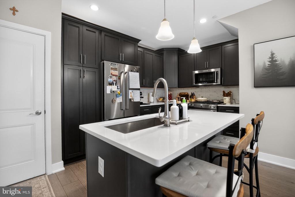 305 LAKEVIEW COURT BLDG 300