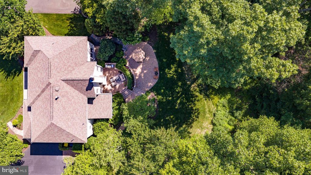 325 SLEEPY HOLLOW COURT