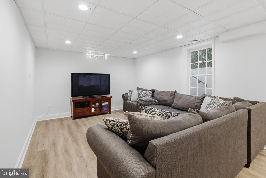 325 SLEEPY HOLLOW COURT