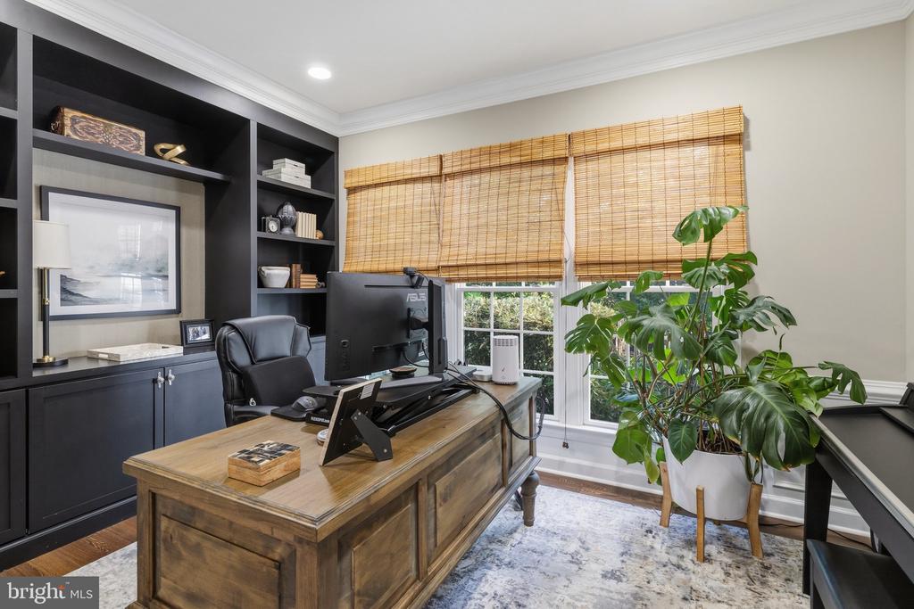 325 SLEEPY HOLLOW COURT