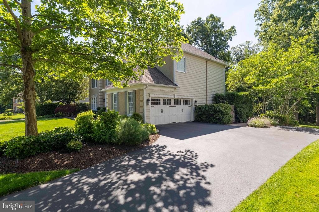 325 SLEEPY HOLLOW COURT