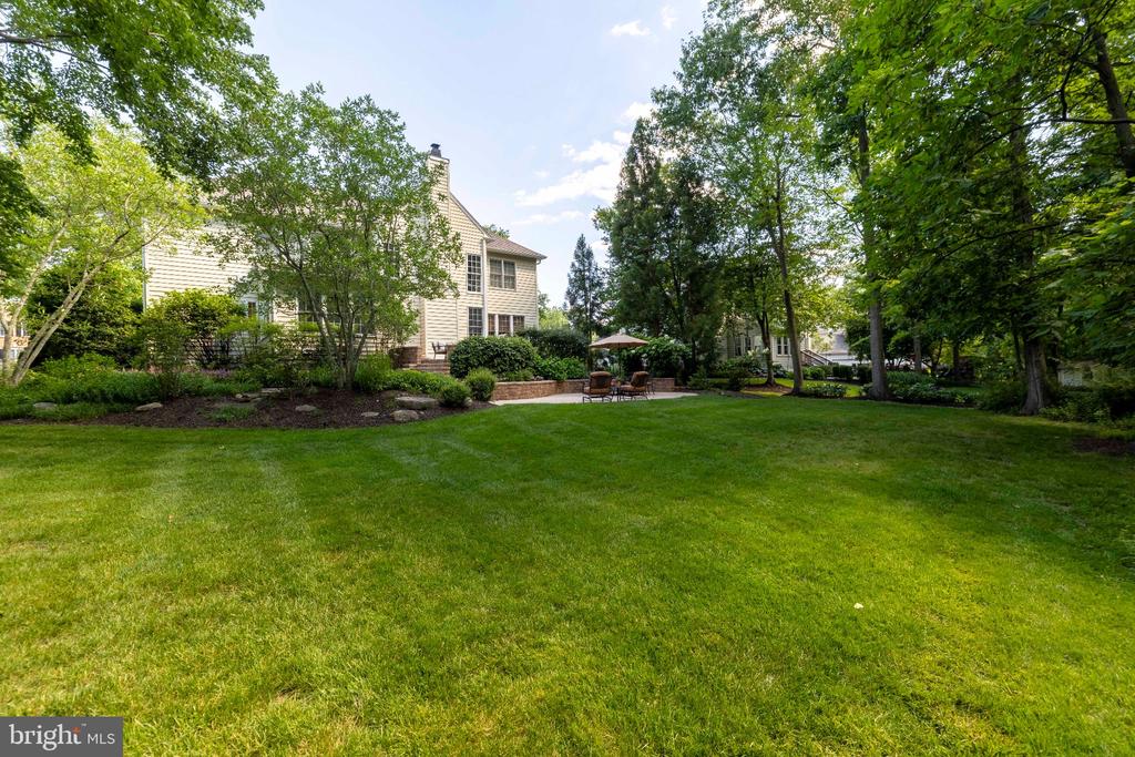325 SLEEPY HOLLOW COURT