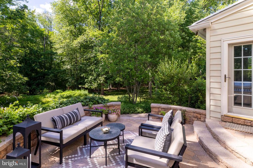 325 SLEEPY HOLLOW COURT