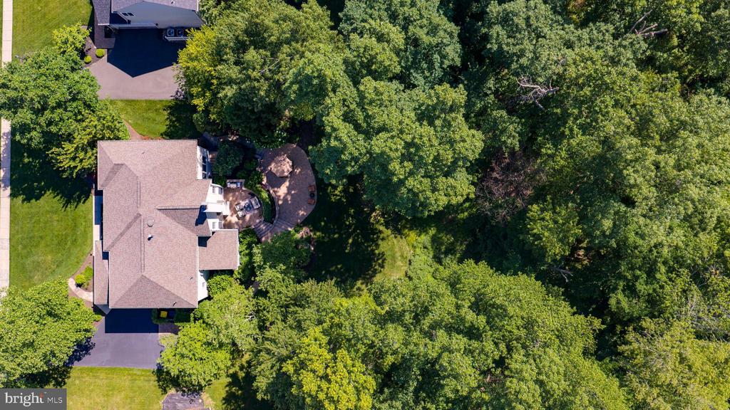 325 SLEEPY HOLLOW COURT