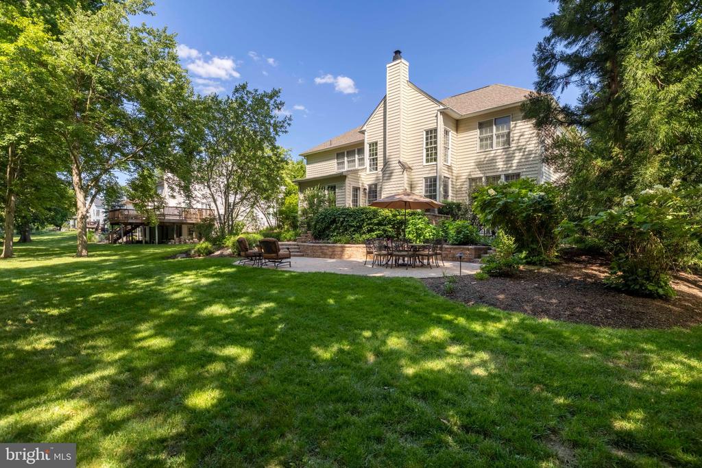 325 SLEEPY HOLLOW COURT