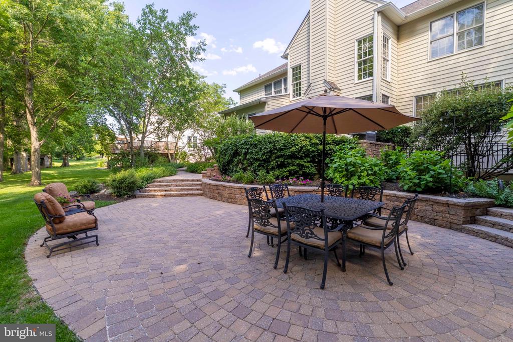 325 SLEEPY HOLLOW COURT