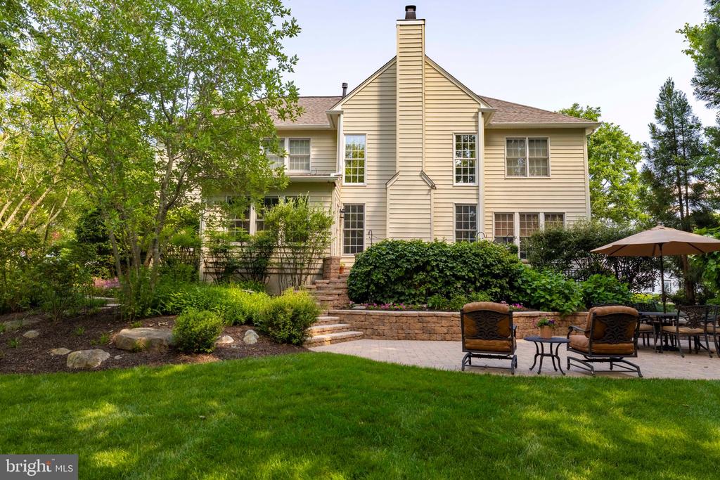 325 SLEEPY HOLLOW COURT