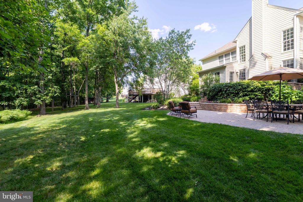 325 SLEEPY HOLLOW COURT