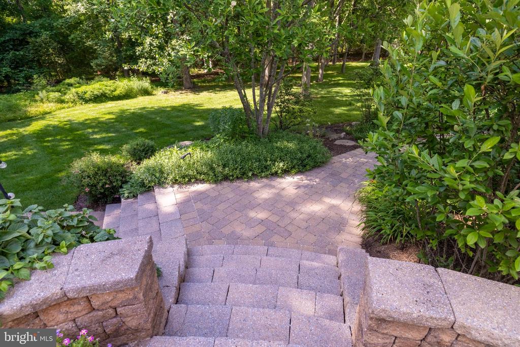 325 SLEEPY HOLLOW COURT