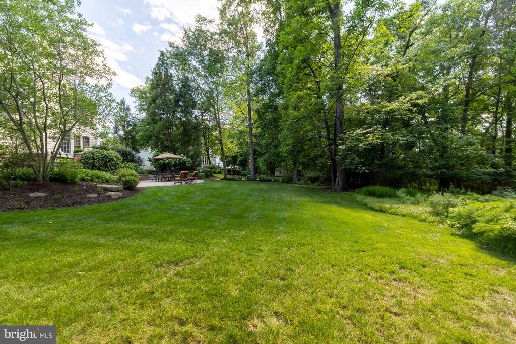 325 SLEEPY HOLLOW COURT