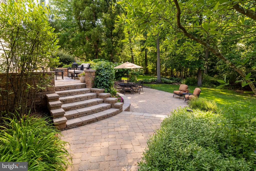 325 SLEEPY HOLLOW COURT