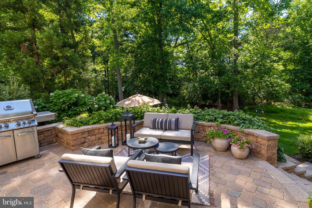 325 SLEEPY HOLLOW COURT