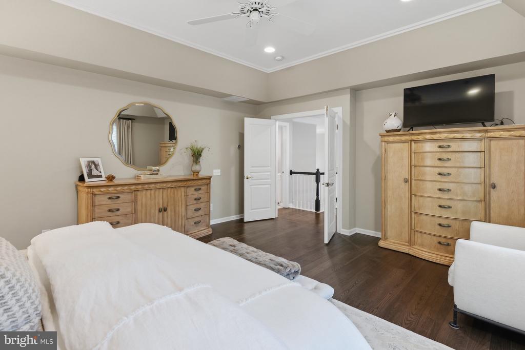 325 SLEEPY HOLLOW COURT