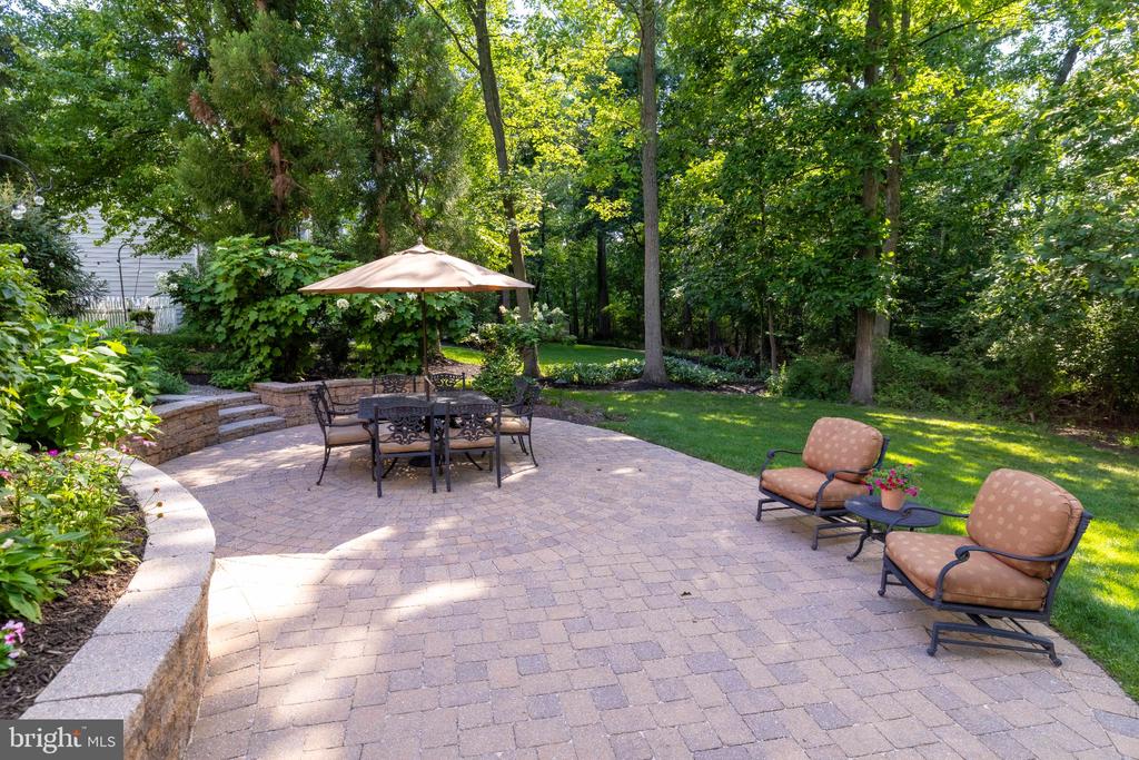 325 SLEEPY HOLLOW COURT