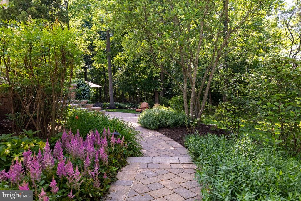 325 SLEEPY HOLLOW COURT
