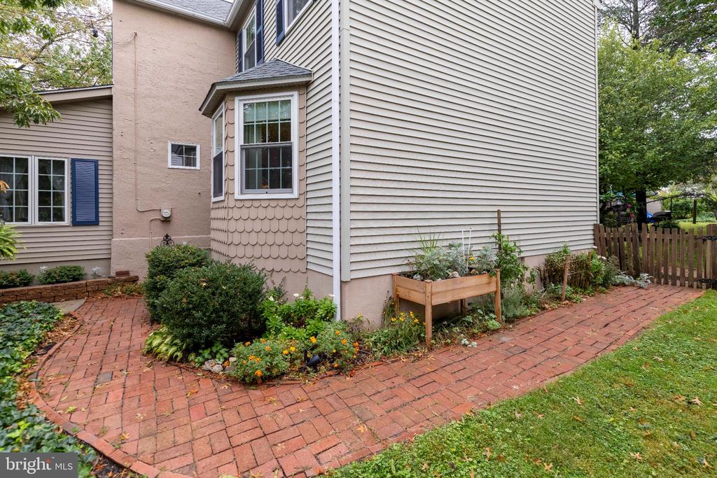 223 CLIVEDEN AVENUE