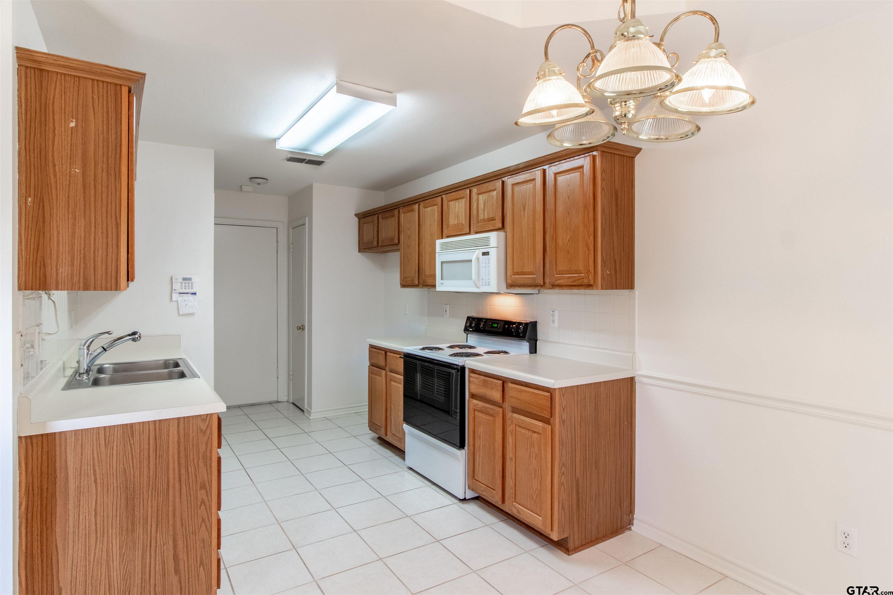 5401 Hollytree Dr #201