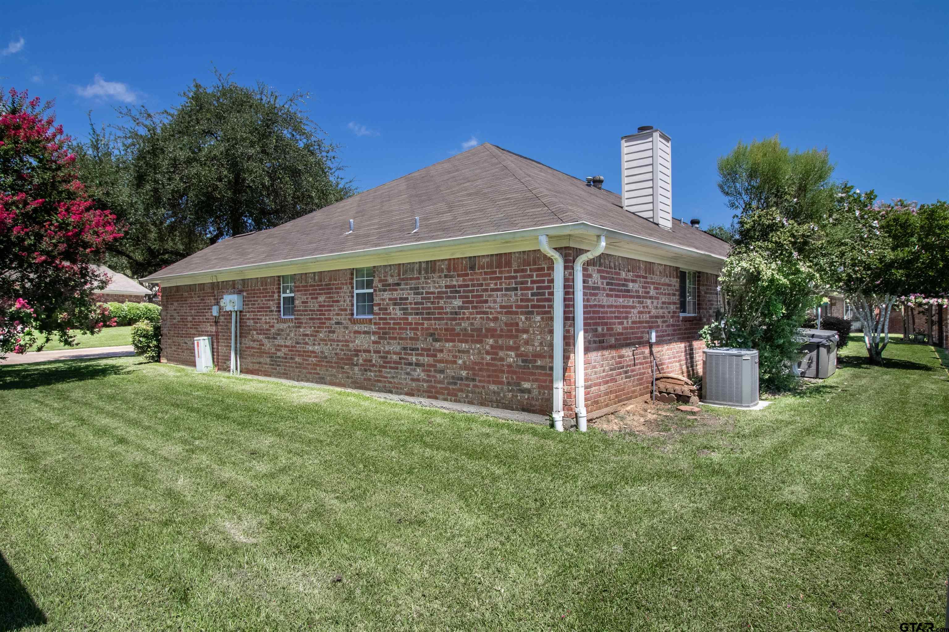 5401 Hollytree Dr #201