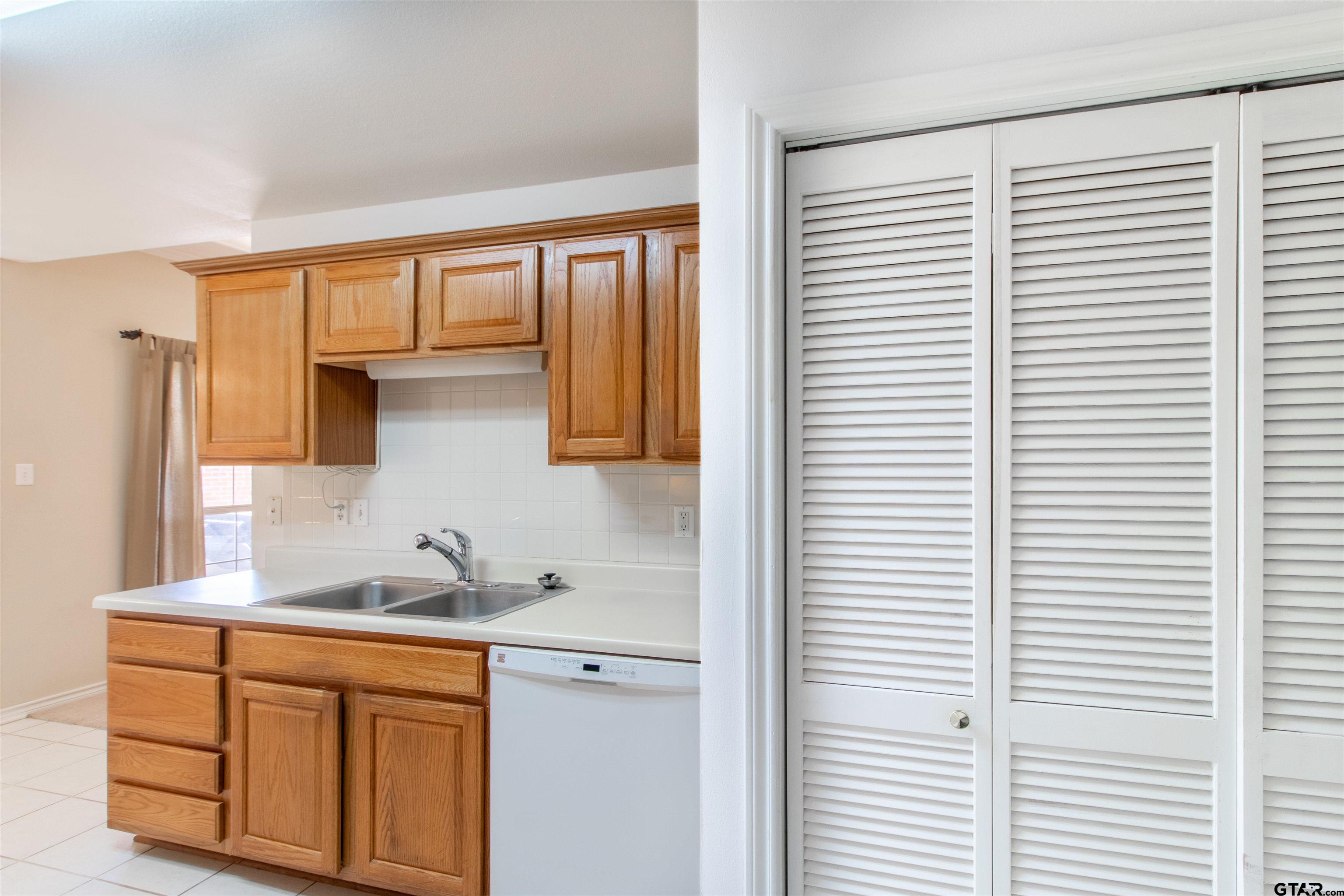 5401 Hollytree Dr #201