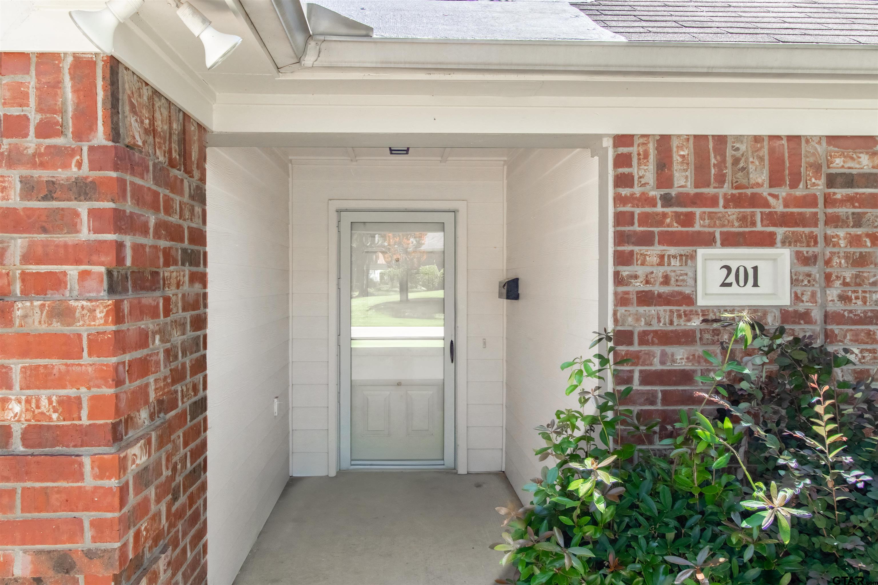 5401 Hollytree Dr #201