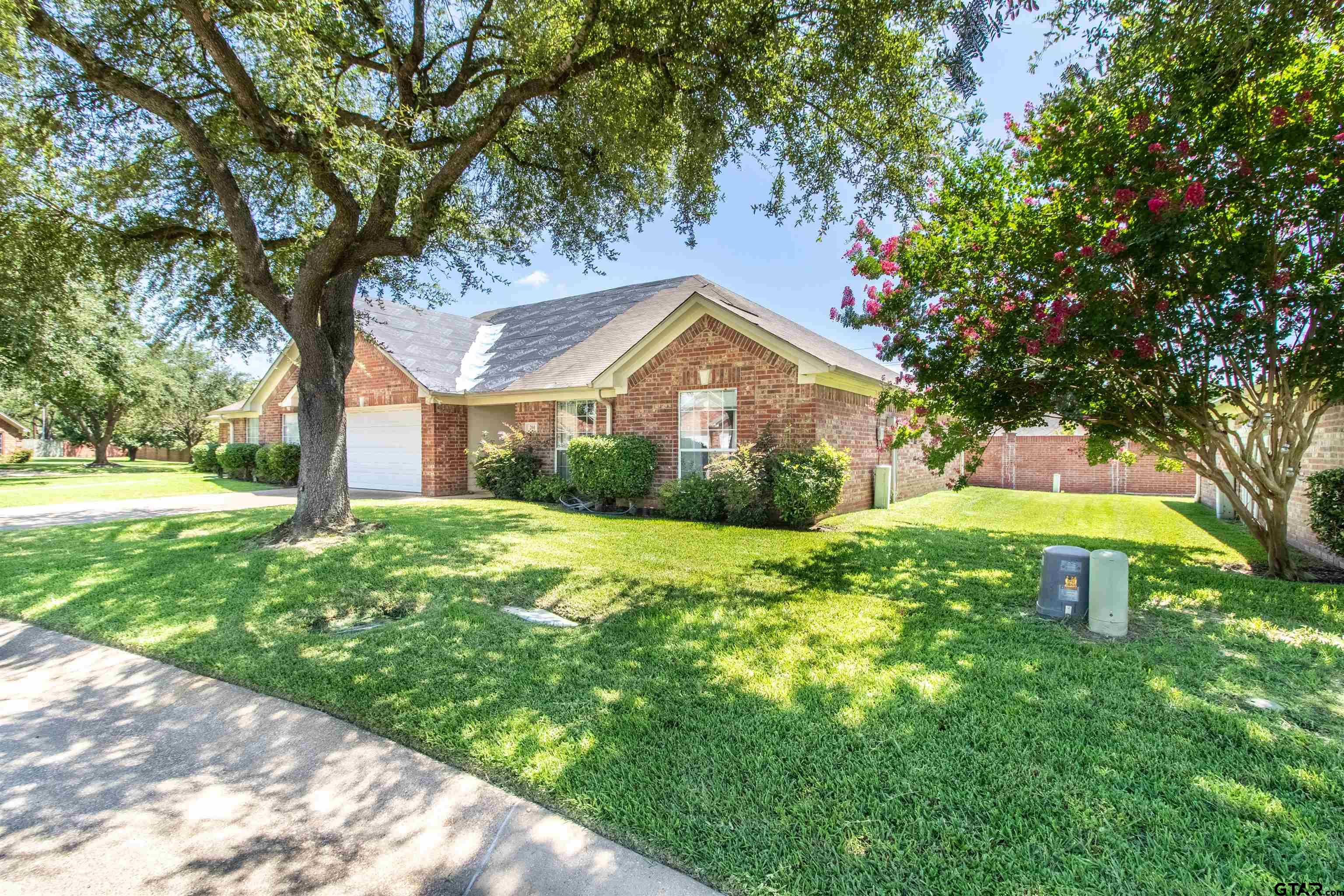 5401 Hollytree Dr #201
