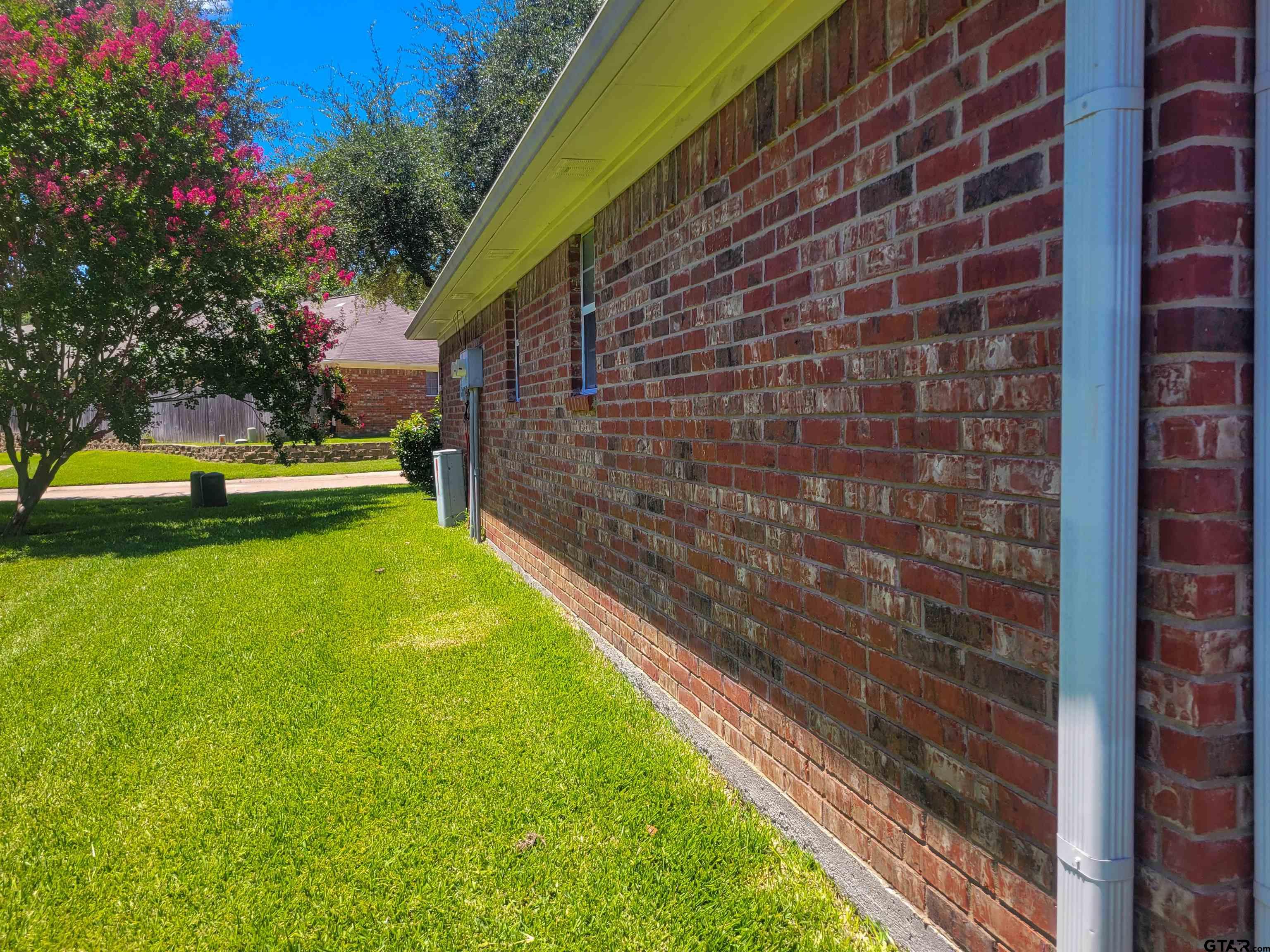 5401 Hollytree Dr #201