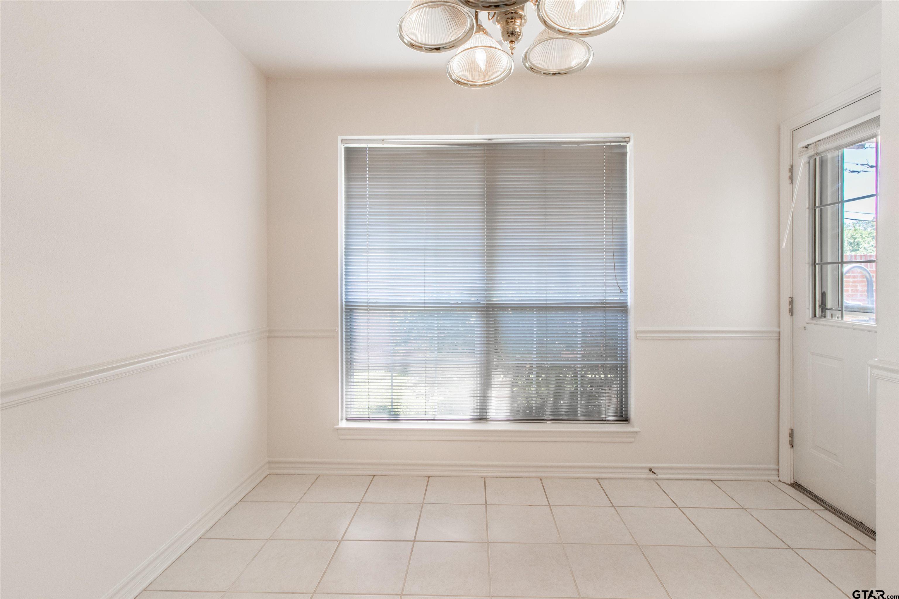 5401 Hollytree Dr #201