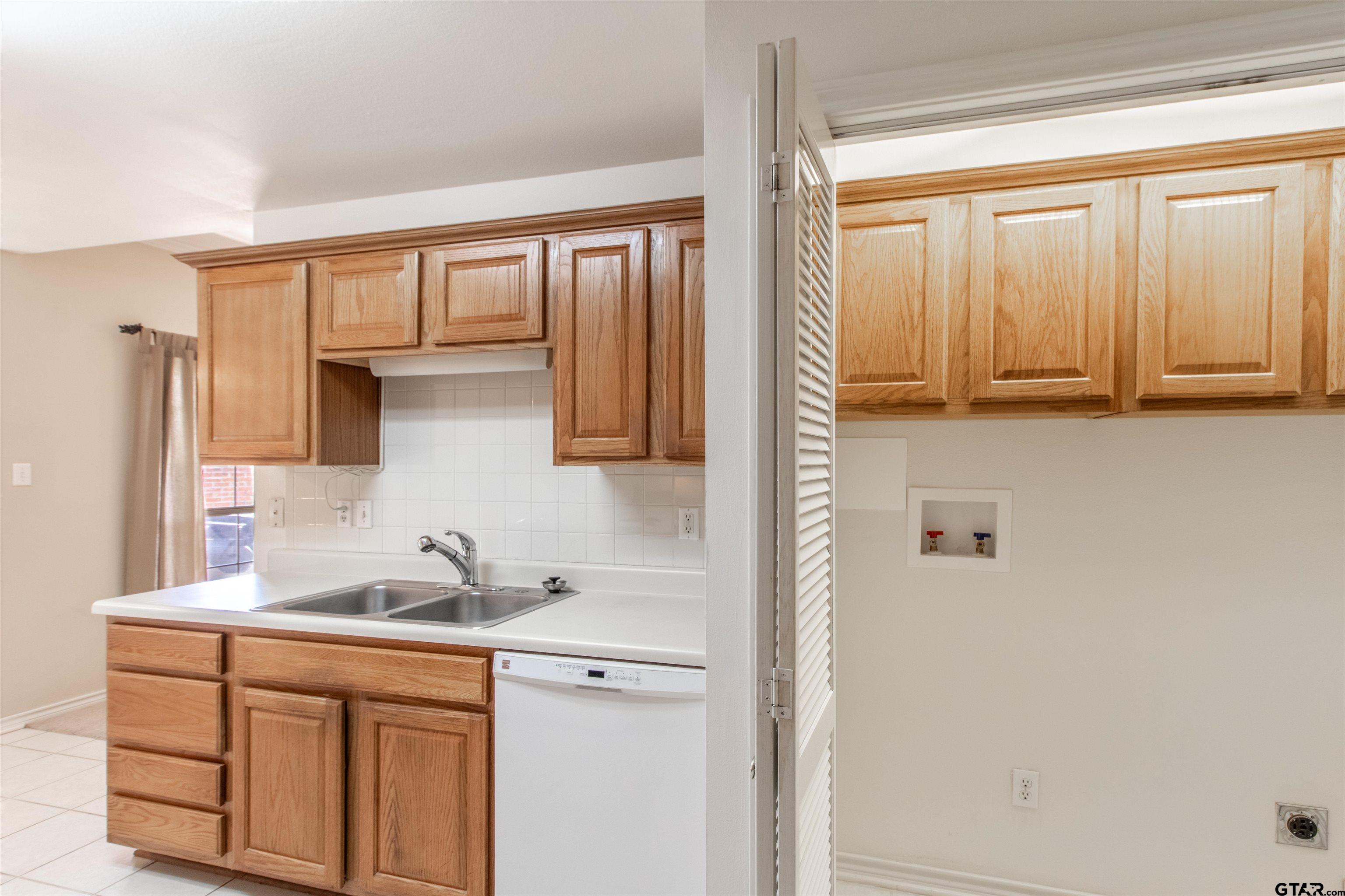 5401 Hollytree Dr #201