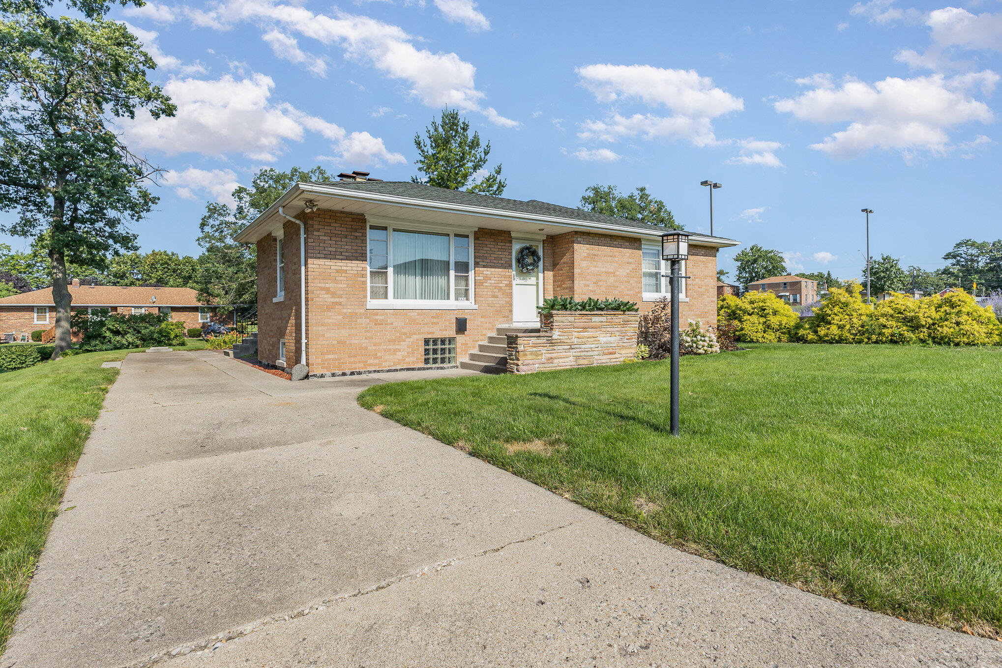 6920 SCHNEIDER Avenue