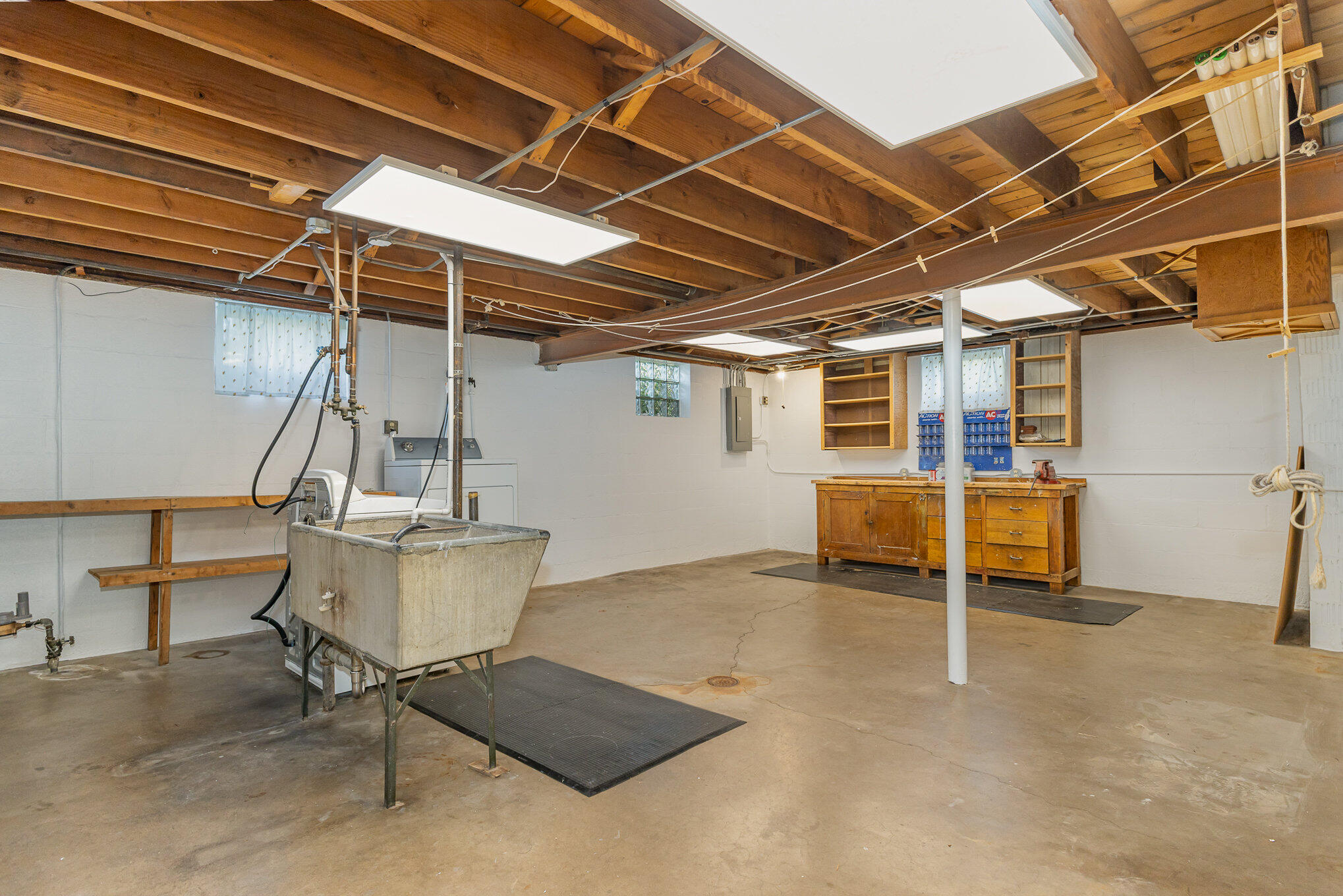 6920 SCHNEIDER Avenue