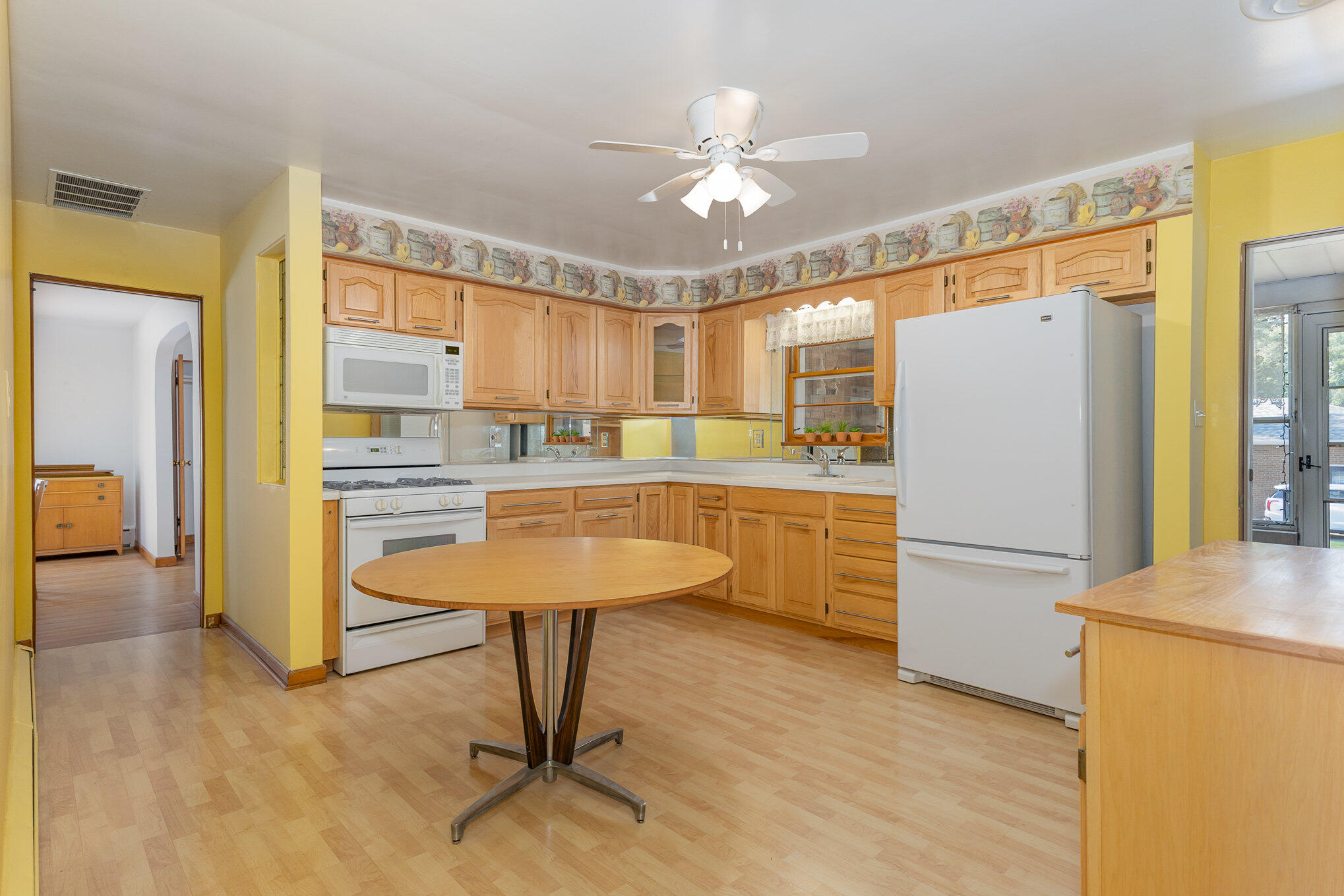 6920 SCHNEIDER Avenue