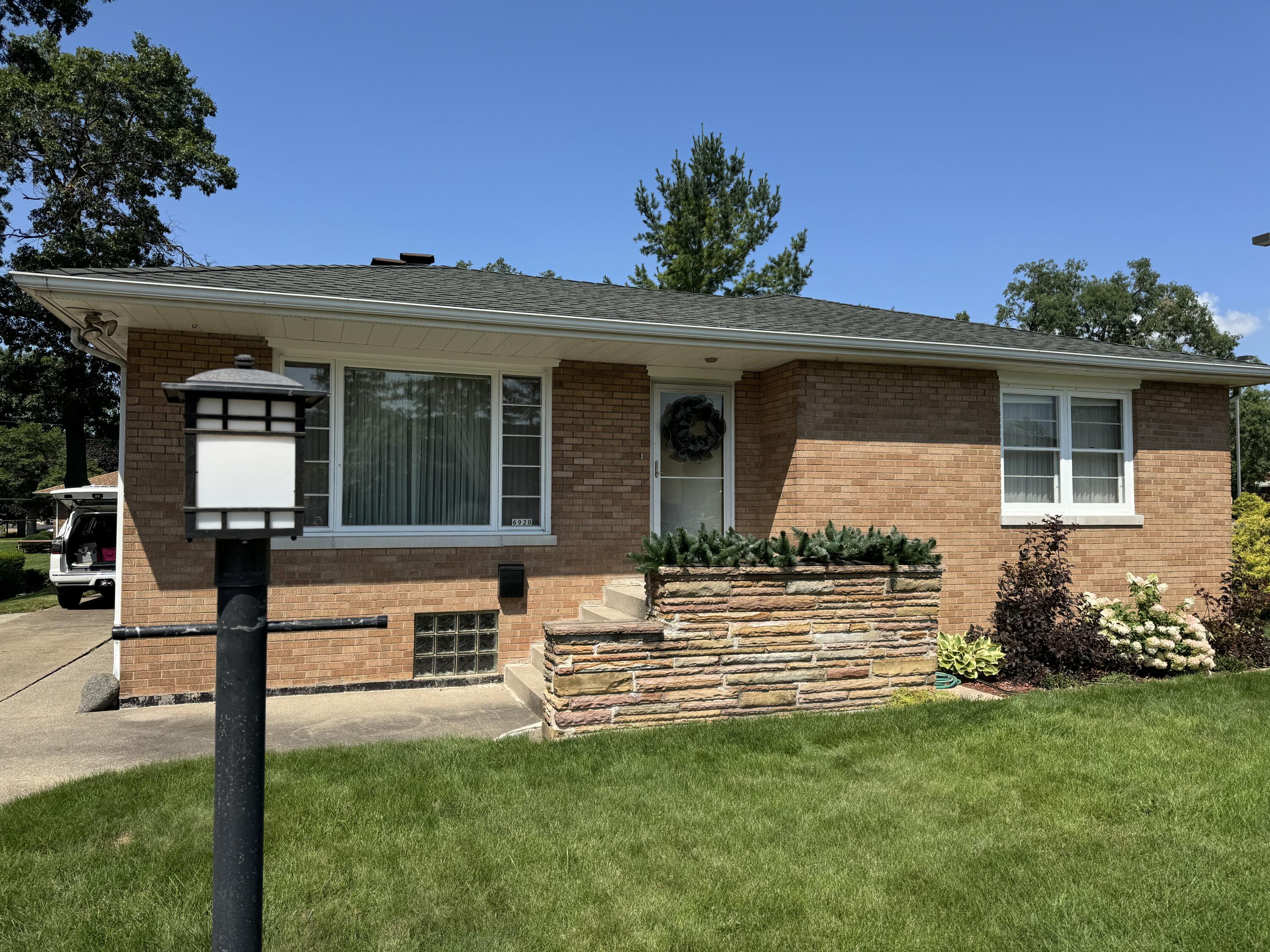 6920 SCHNEIDER Avenue