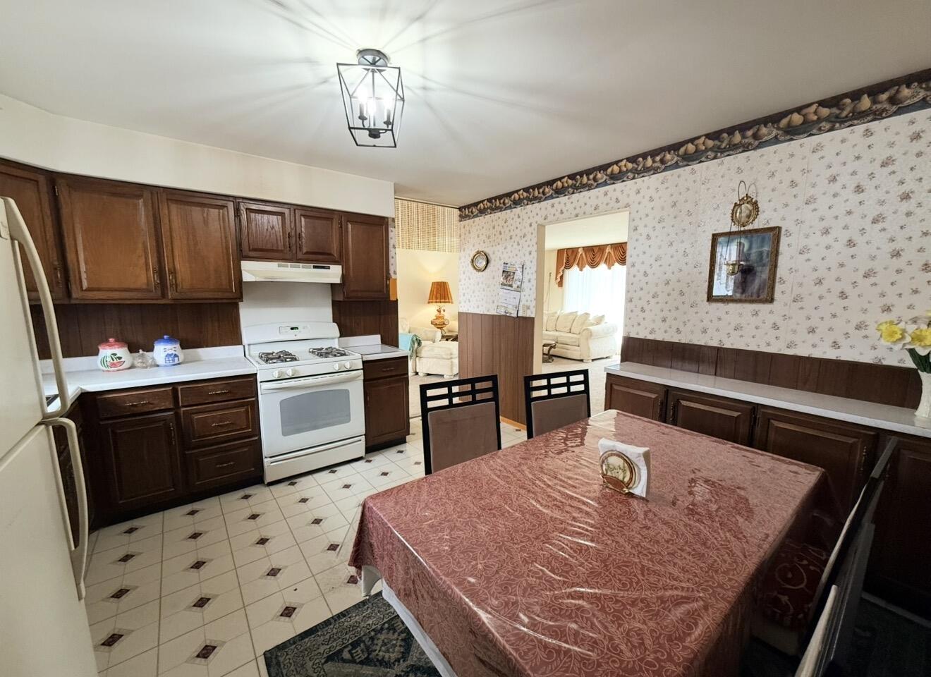 1810 W 95th Court