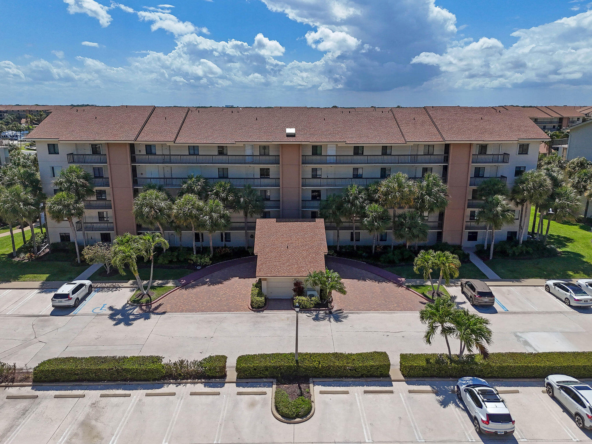 601 Seafarer Circle 304