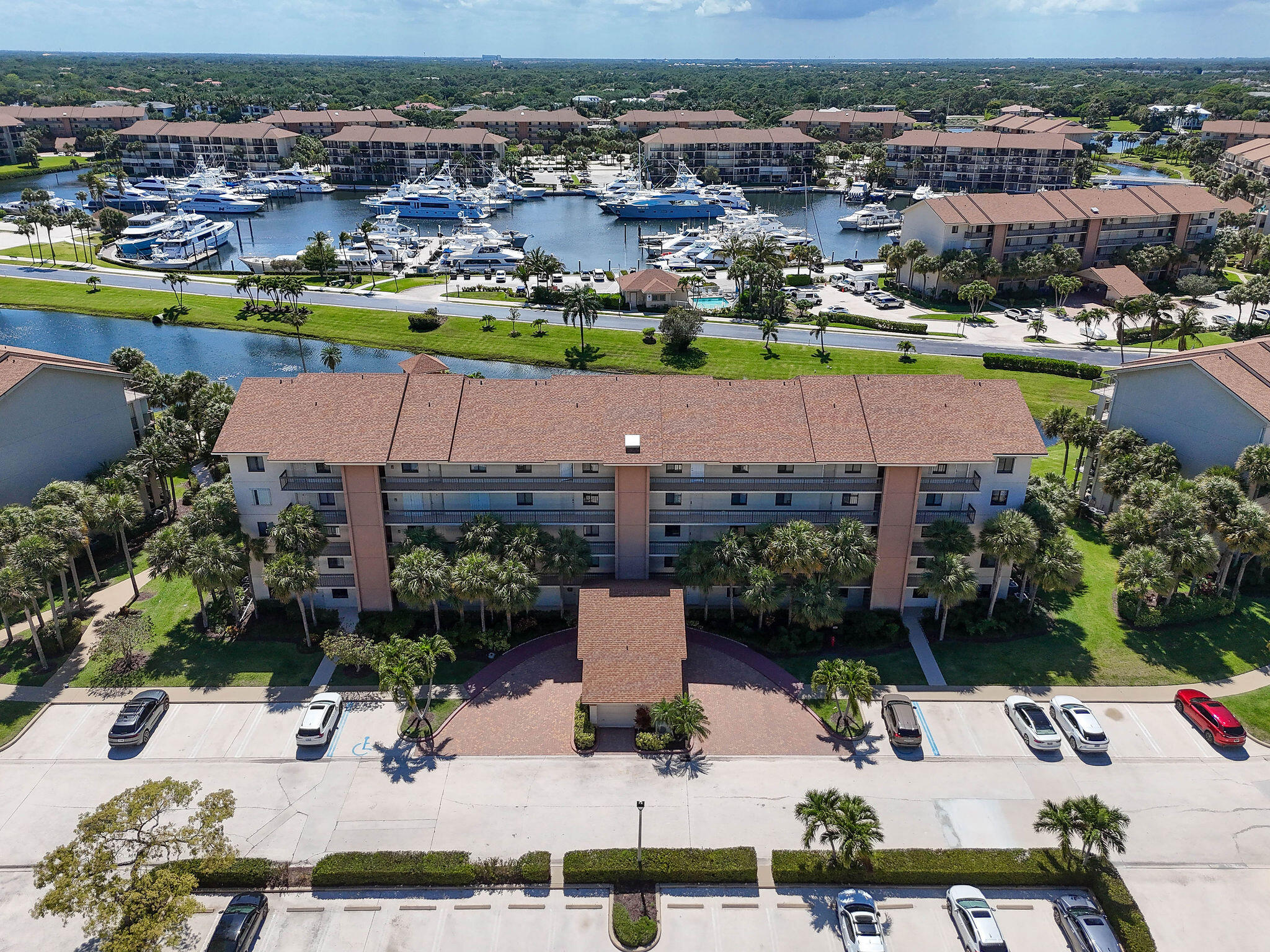 601 Seafarer Circle 304