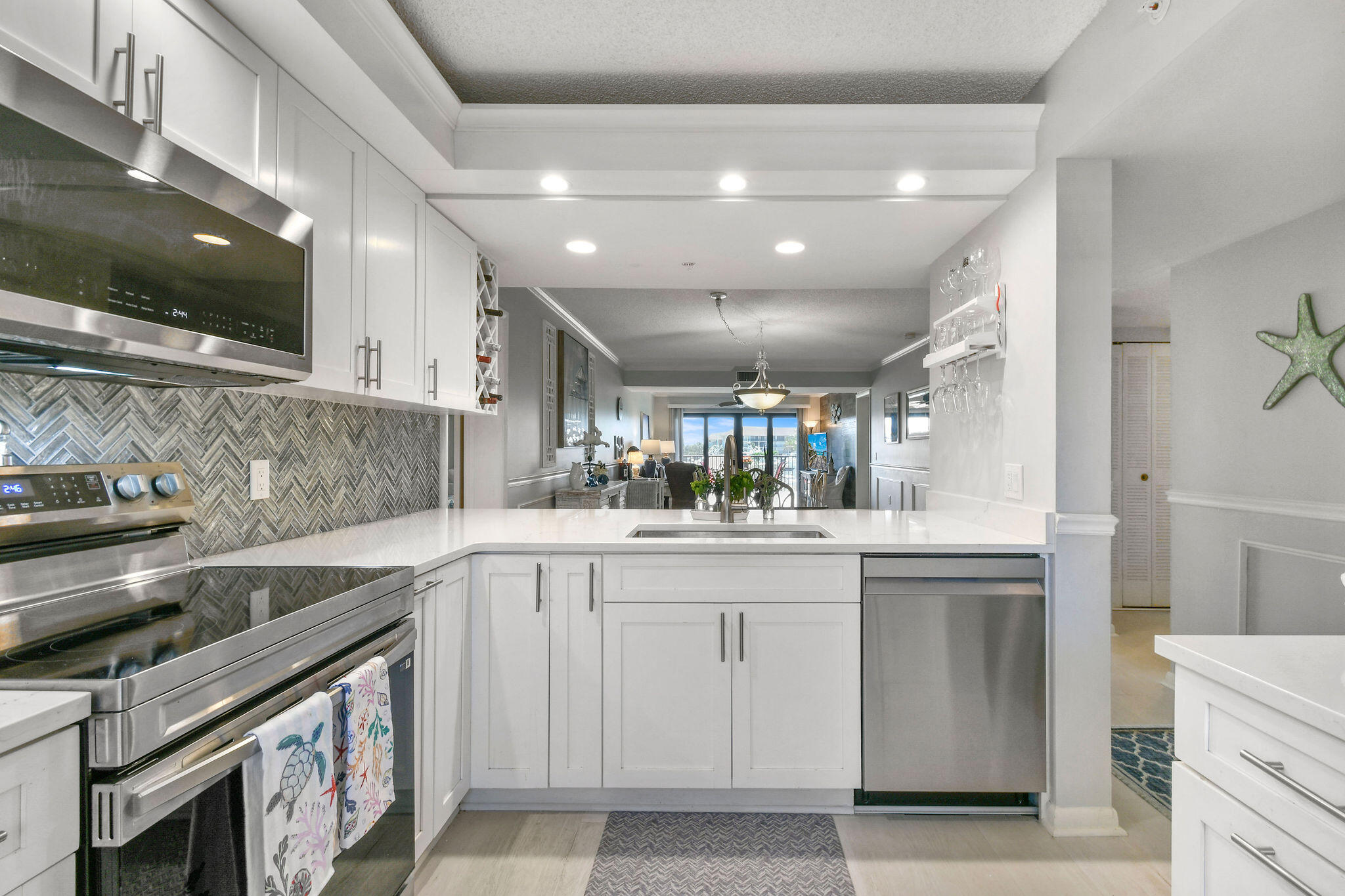 601 Seafarer Circle 304