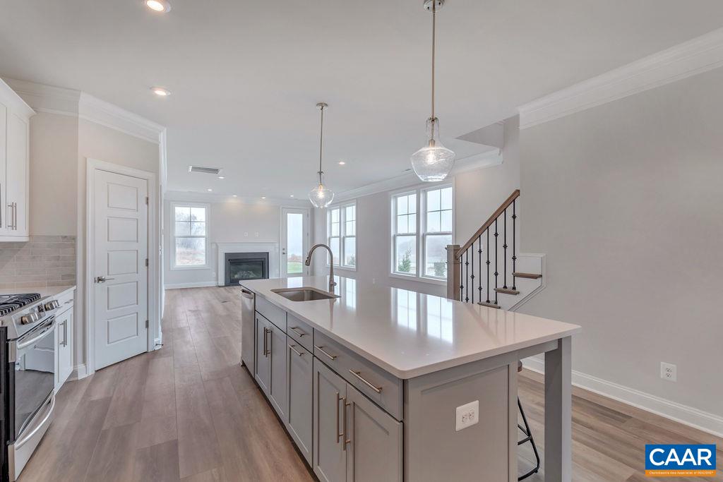 855 ARBOLEDA DR