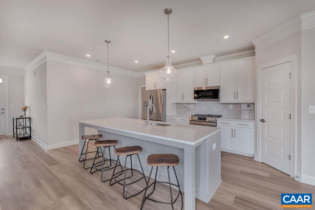 855 ARBOLEDA DR