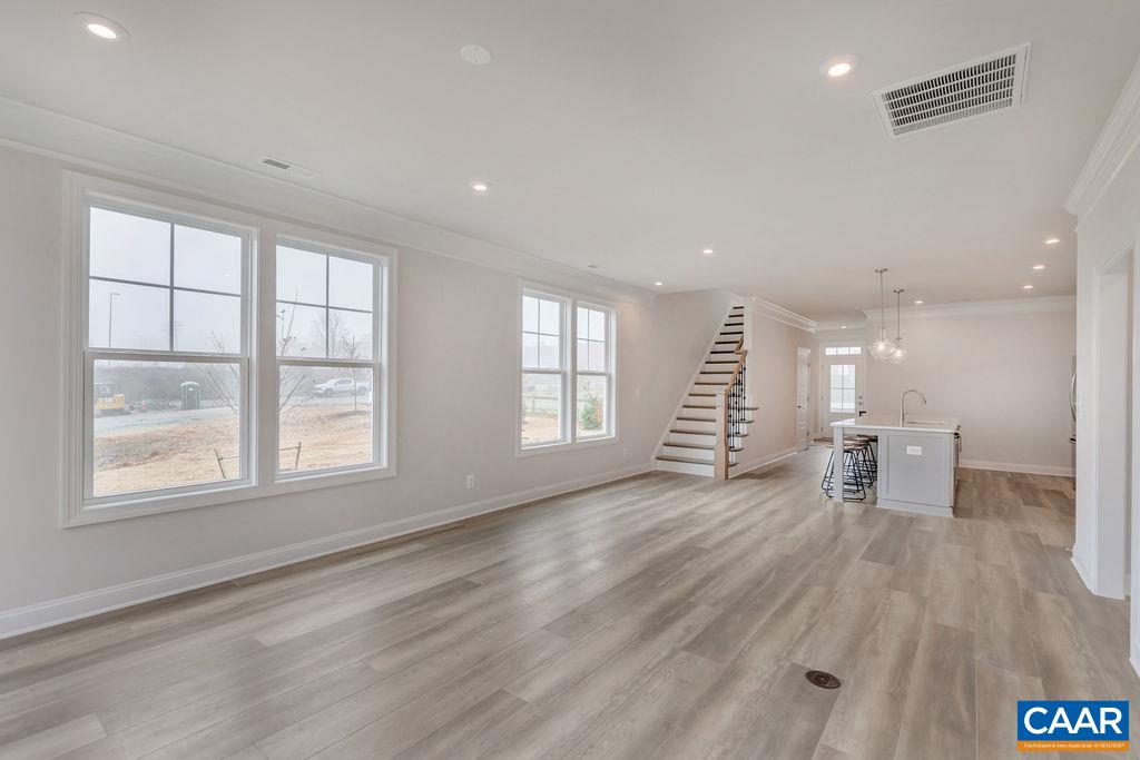 855 ARBOLEDA DR
