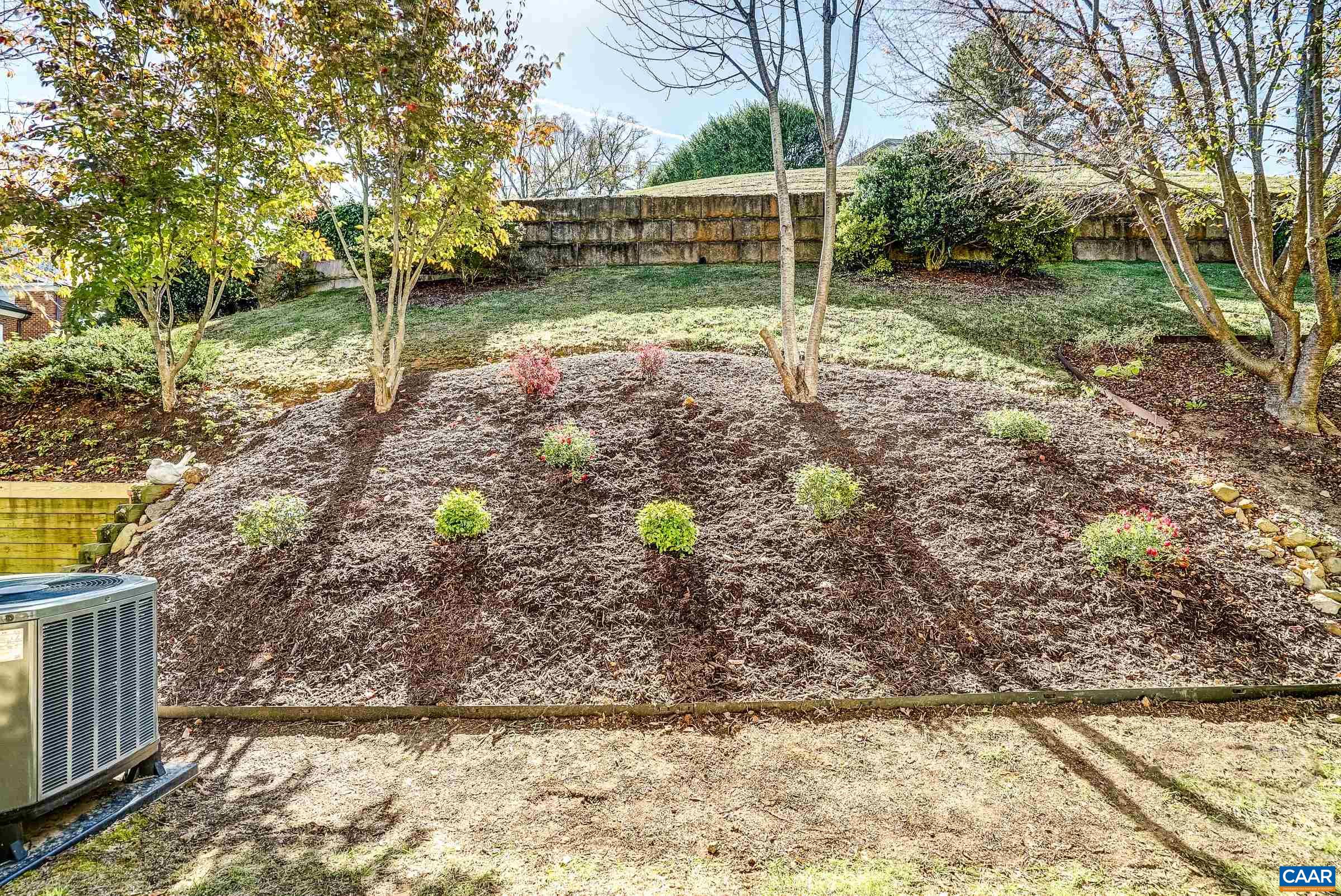646 EIGHT WOODS LN