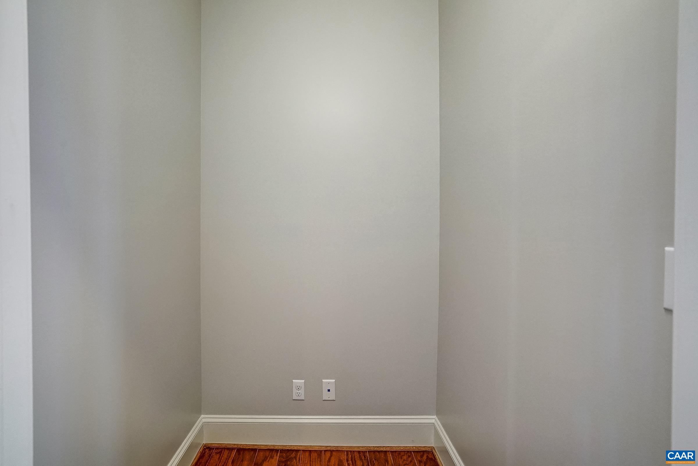 646 EIGHT WOODS LN