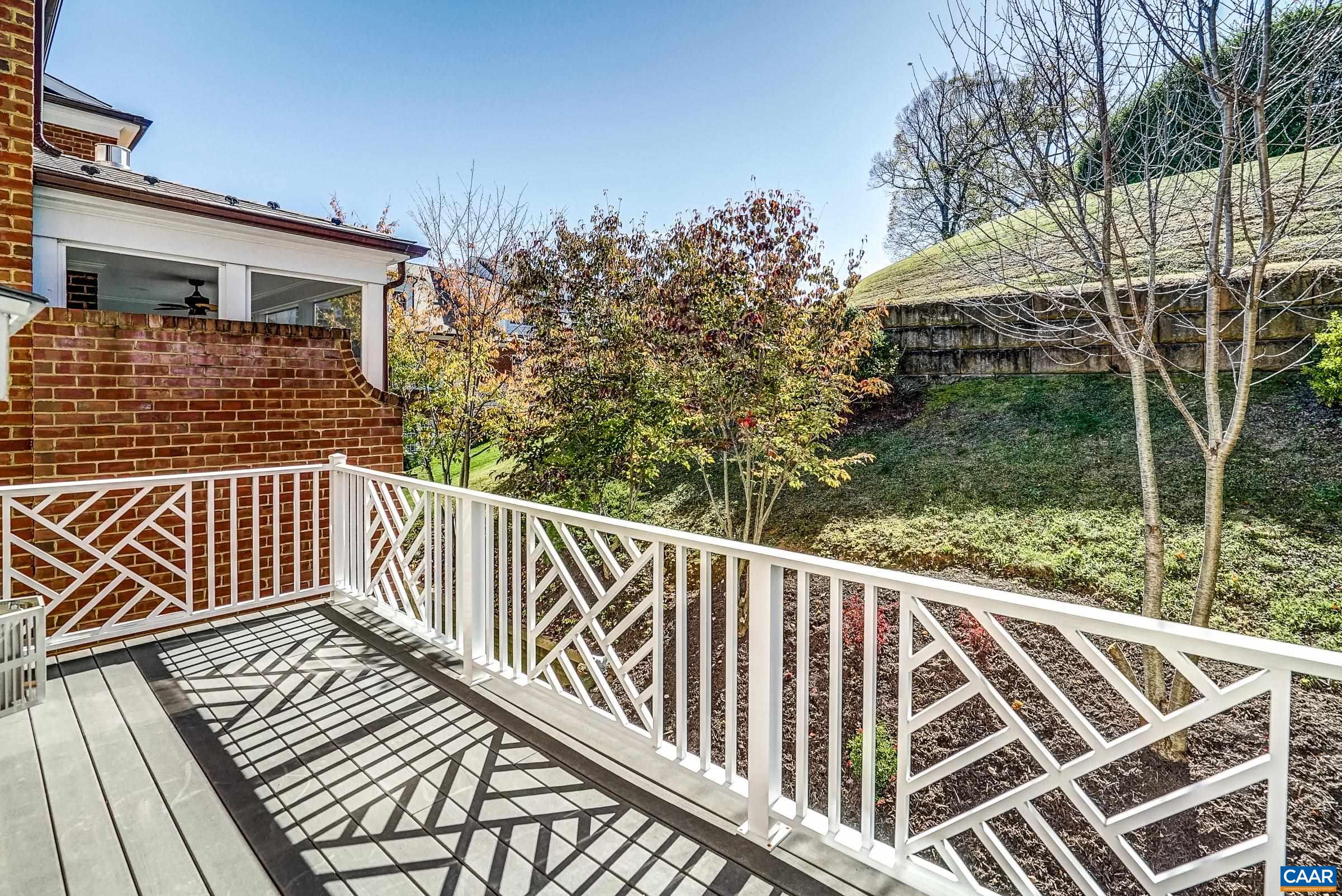 646 EIGHT WOODS LN