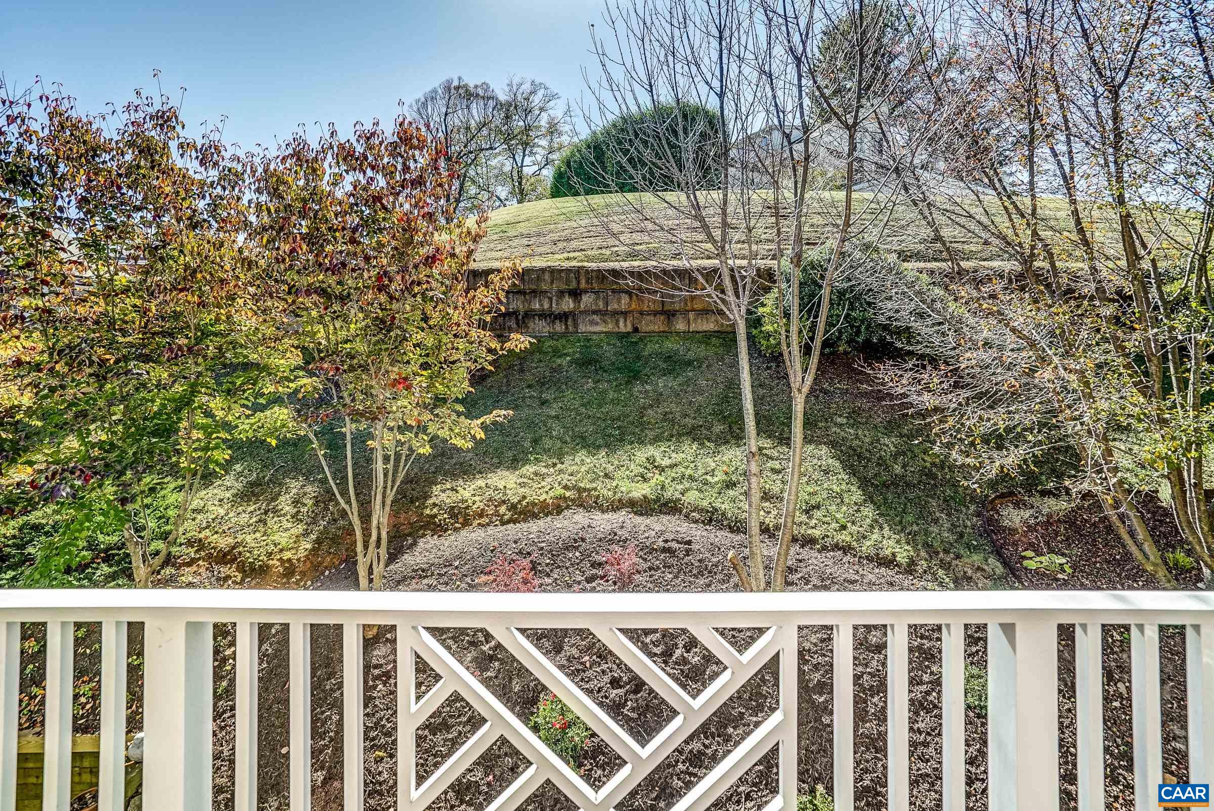 646 EIGHT WOODS LN