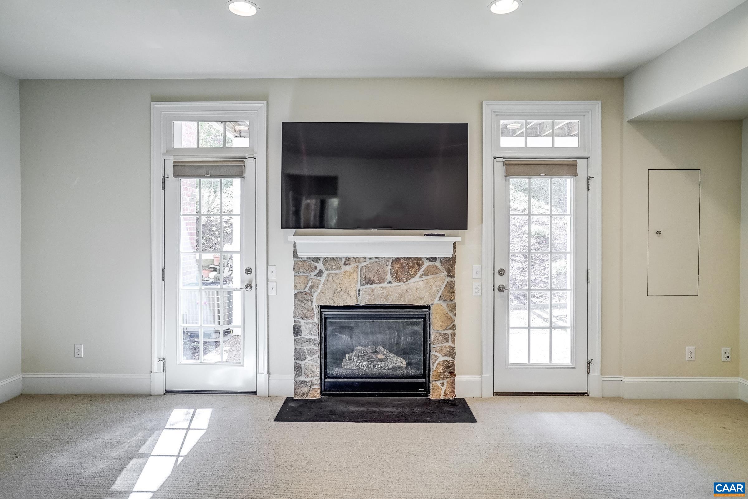 646 EIGHT WOODS LN