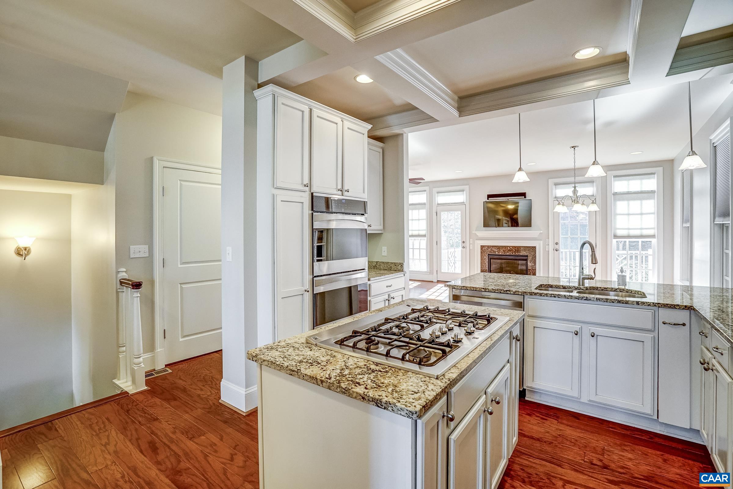 646 EIGHT WOODS LN