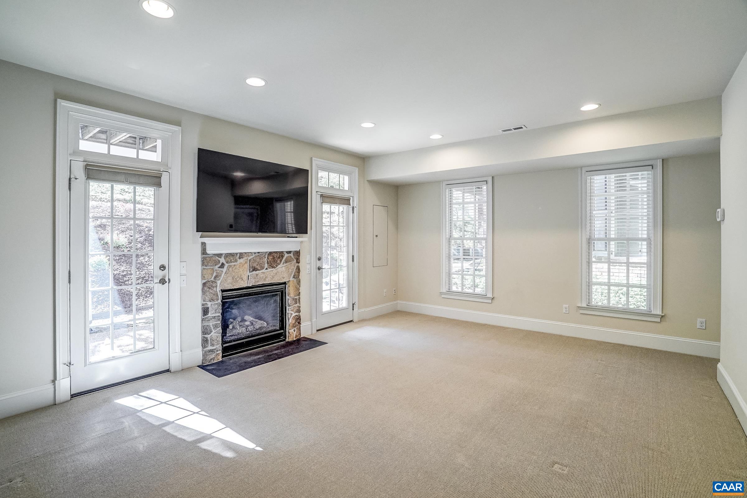 646 EIGHT WOODS LN