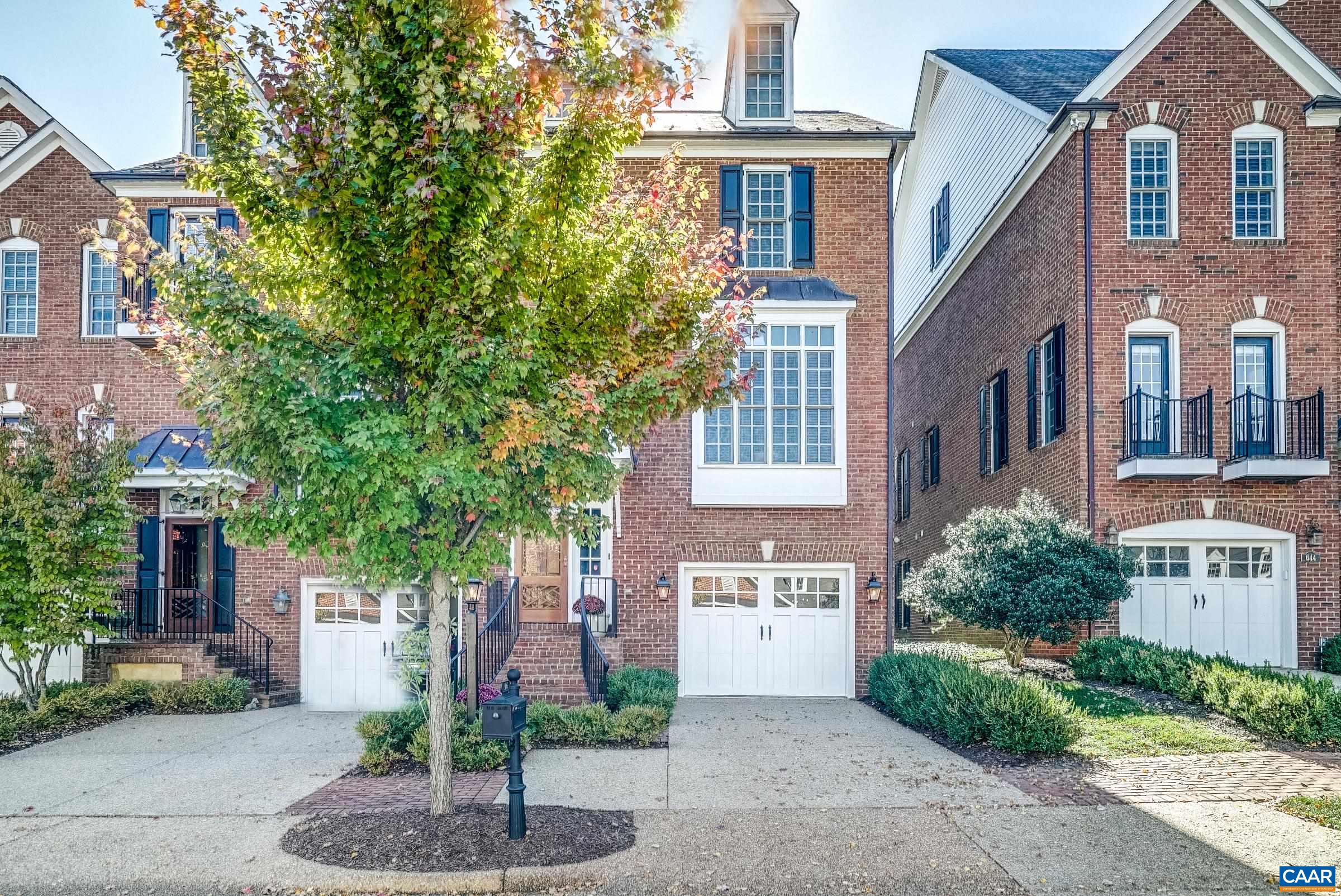 646 EIGHT WOODS LN