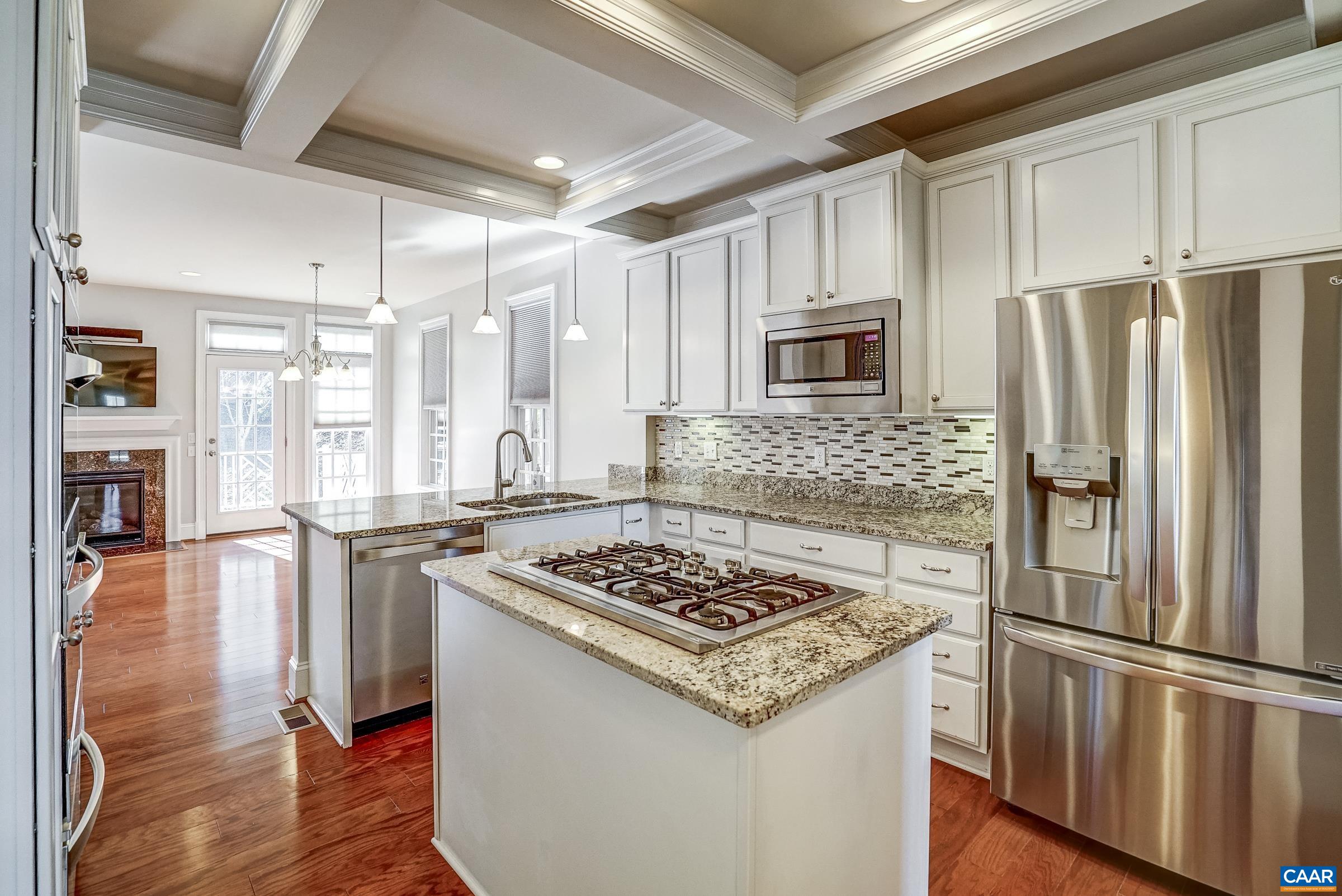 646 EIGHT WOODS LN