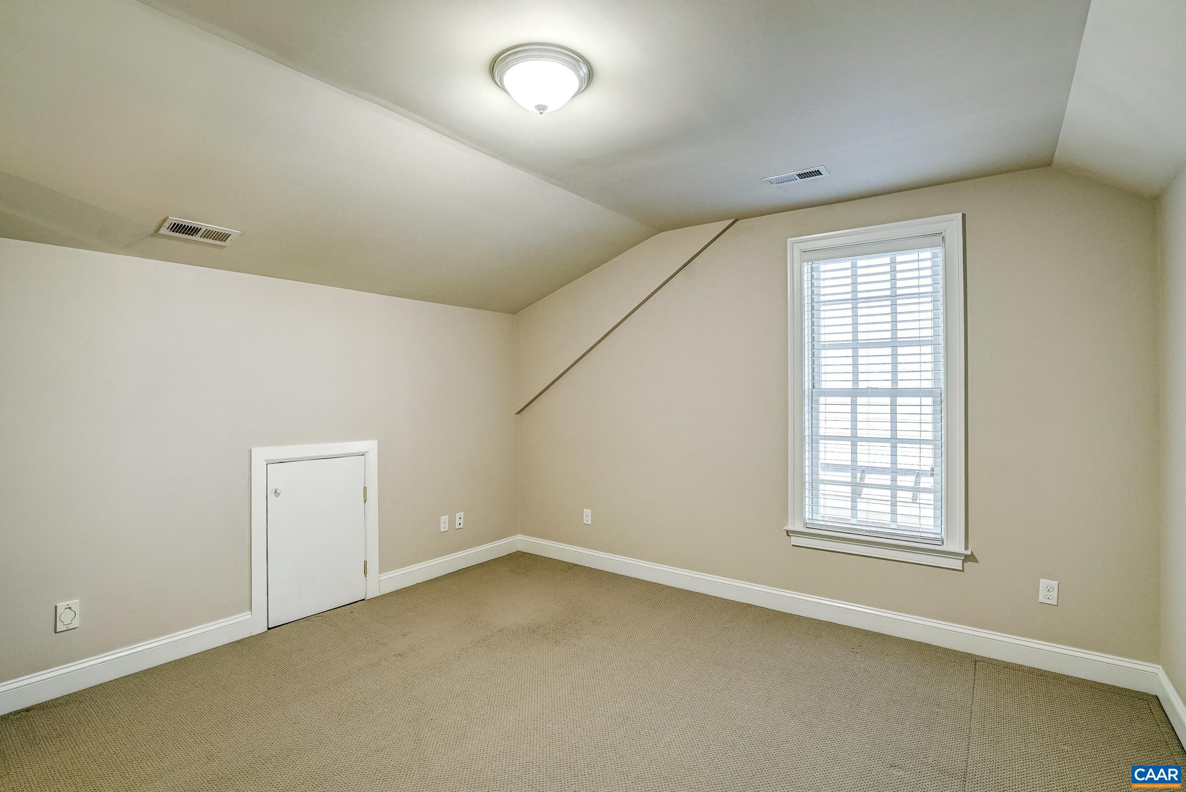 646 EIGHT WOODS LN